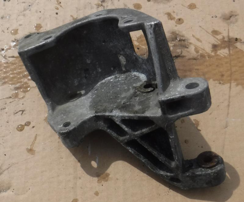 Audi 80 Úchyt (držiak) servočerpadla 028145523A