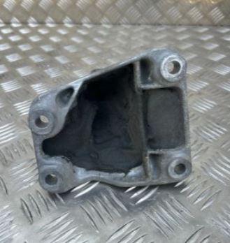 BMW 3 F30 2011-2018 sedan 2.0 16v petrol AT 135 kW 2012  Držiak motora 6784826 GD01627 13992010