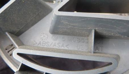 Volkswagen Golf V 2003-2009 hatchback 1.9 TDI diesel MT 77 kW 2004  Mriežka predná (maska chladiča) 5M0853601