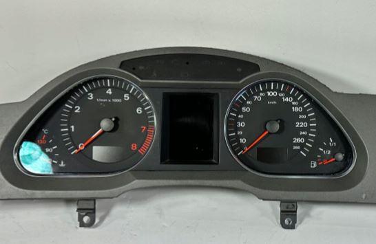 Audi A6 C6 2004-2011 sedan 3.2 FSI petrol AT 188 kW 2006  Prístrojová doska 4F0920900R