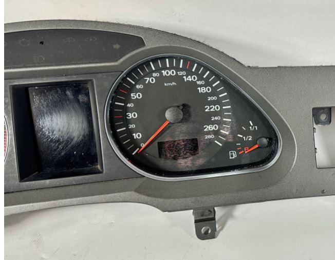 Audi A6 C6 2004-2011 sedan 3.2 FSI petrol AT 188 kW 2006  Prístrojová doska 4F0920900R