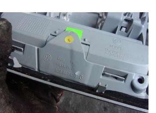 Volkswagen Passat B6 2005-2010 combi 2.0 TDI diesel AT 103 kW 2007 INTERIÉR 3C0867489B