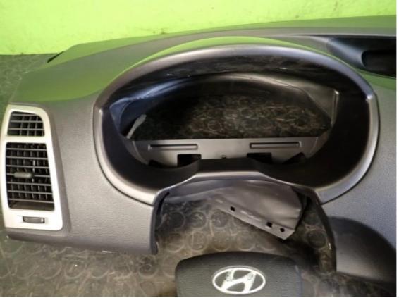 Hyundai I20 I 2008-2014 hatchback 1.2 16v petrol MT 62.5 kW 2014  Palubná doska