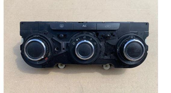 Skoda Octavia II 2004-2013 hatchback 2.0 TDI diesel MT 103 kW 2008  Panel kúrenia/klimatizácie 3T0820047M