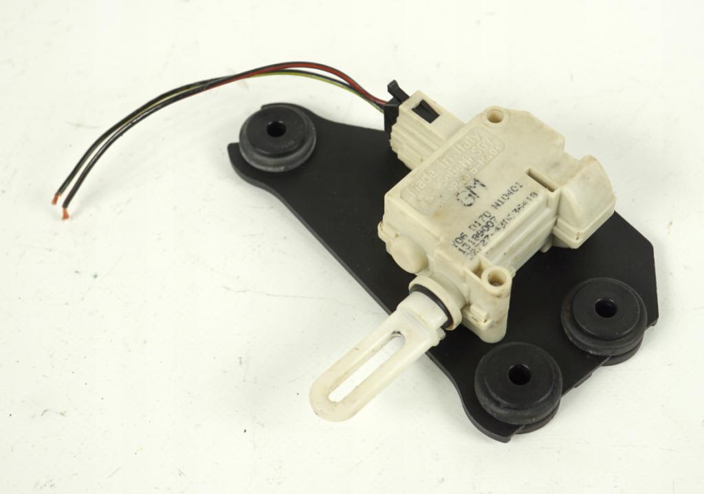 Opel Meriva A 2002-2010 hatchback 1.4 16v petrol MT 66 kW 2006  Zámok zadnej kapoty 13199007