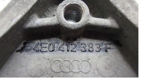 Audi 100 C3 1982-1991 sedan   Uloženie tlmiča 4e0412383F