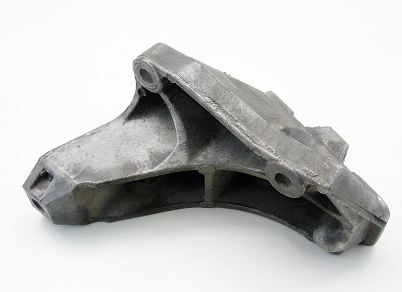 Volkswagen Golf IV 1997-2003 hatchback 1.6 16v petrol MT 77 kW 2001  Držiak prevodovky 1J0199117Q
