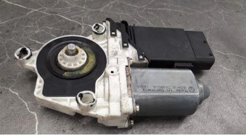 Volkswagen Golf IV 1997-2003 combi 1.9 TDI diesel MT 85 kW 2000  Motorček okien predný pravý 1J1959802D 101434203