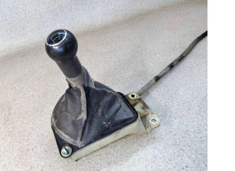 Volkswagen Golf IV 1997-2003 hatchback 1.6 petrol MT 74 kW 1999  Rýchlostná páka (kulisa) 1J0711149