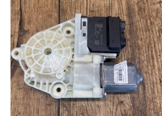 Volkswagen Passat B7 2010-2014 sedan 2.0 TDI diesel MT 103 kW 2012  Motorček okien zadný ľavý 3C0959795 3C0959703
