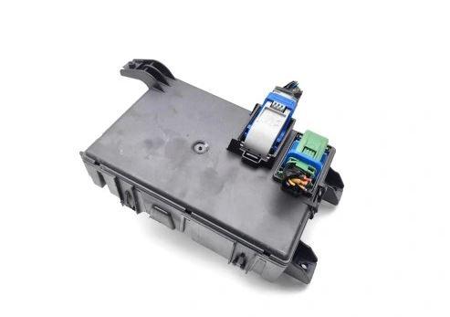 Opel Corsa D 2006-2014 hatchback 1.2 16v petrol MT 59 kW 2008  Poistková skrinka 13424260