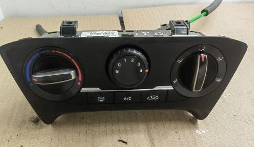 Hyundai I20 I 2008-2014 hatchback 1.1 CRDI diesel 55 kW 2013  Prepínač 97250-C8110