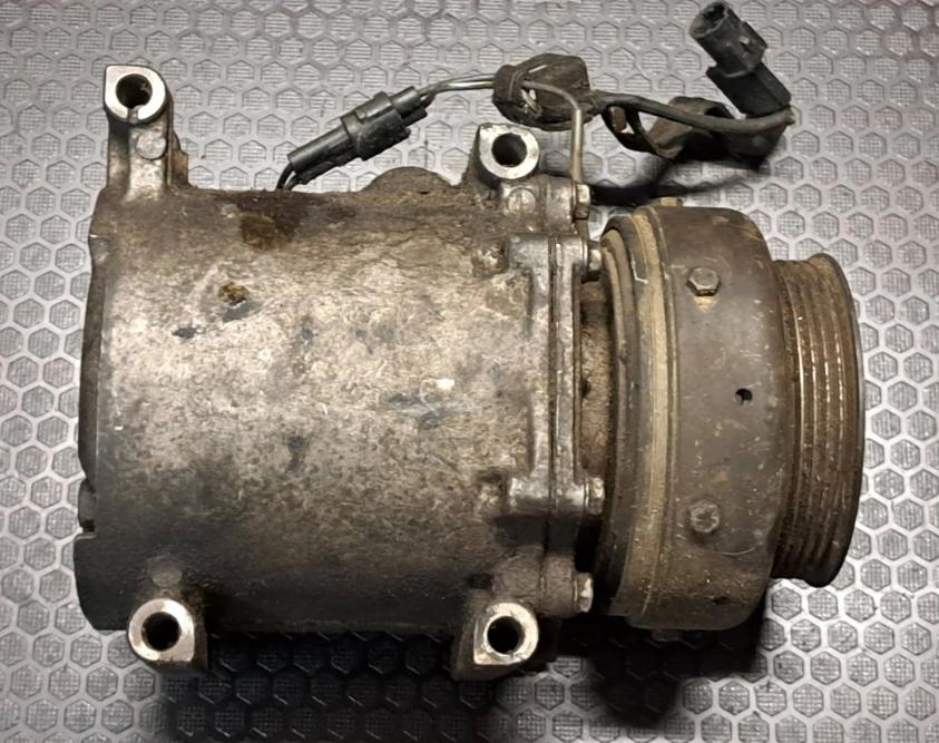 Mitsubishi Galant VIII 1993-2003 combi 2.0 16v petrol AT 98 kW 2002  Kompresor klimatizácie MR315567