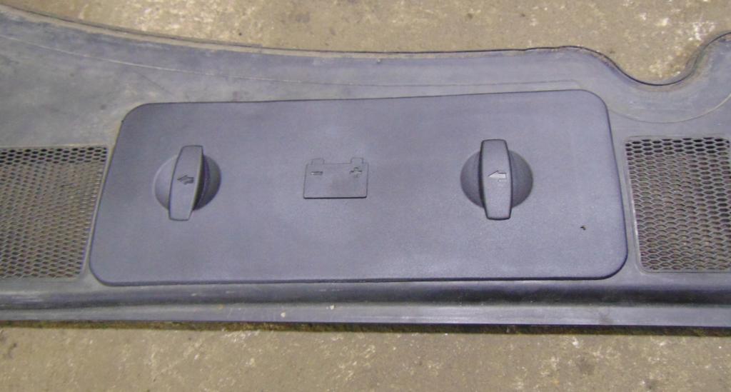 Audi A4 B6 2000-2004 combi 1.9 TDI diesel MT 96 kW 2003  Torpédo (plast pod čelným sklom) 8e1819417B