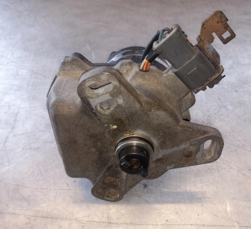 Honda Civic VI 1995-2001 sedan 1.4 petrol 66 kW 1998  Rozdeľovač 82DCC4