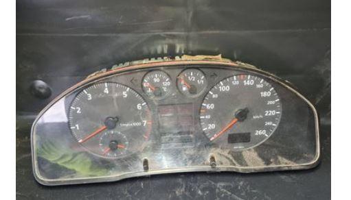 Audi A4 B5 1994-2001 combi 1.8 20v petrol MT 92 kW 1997  Prístrojová doska 8D9919033C