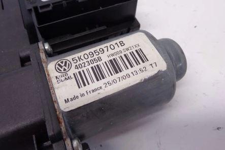 Volkswagen Golf VI 2008-2013 hatchback 1.6 TDI diesel MT 77 kW 2010  Motorček okien predný ľavý 5K0959793  5K0959701B