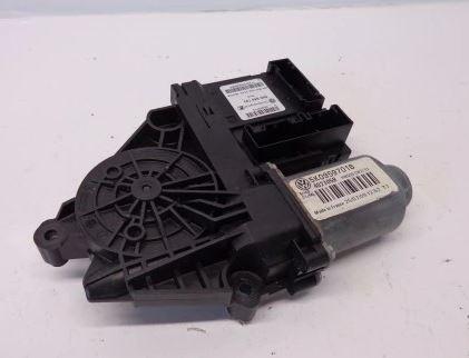 Volkswagen Golf VI 2008-2013 hatchback 1.6 TDI diesel MT 77 kW 2010  Motorček okien predný ľavý 5K0959793  5K0959701B