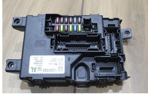 Opel Corsa D 2006-2014 hatchback 1.4 16v petrol MT 66 kW 2008  Poistková skrinka 13301562