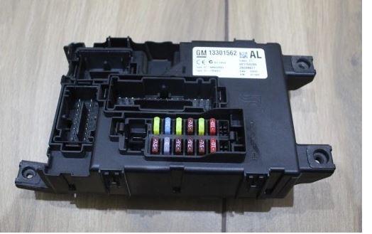 Opel Corsa D 2006-2014 hatchback 1.4 16v petrol MT 66 kW 2008  Poistková skrinka 13301562