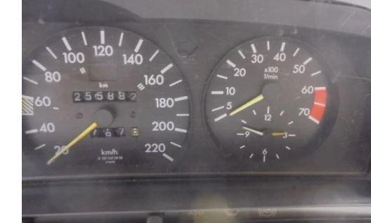Mercedes 190 W201 1982-1993 sedan 1.8 petrol MT 80 kW 1991  Prístrojová doska 2015439422