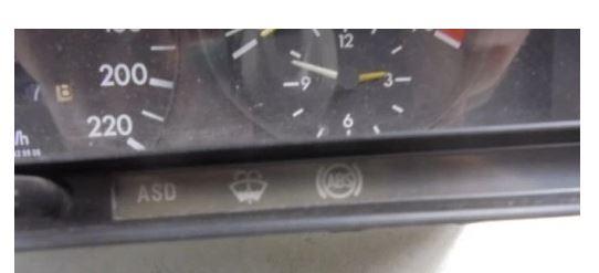 Mercedes 190 W201 1982-1993 sedan 1.8 petrol MT 80 kW 1991  Prístrojová doska 2015439422