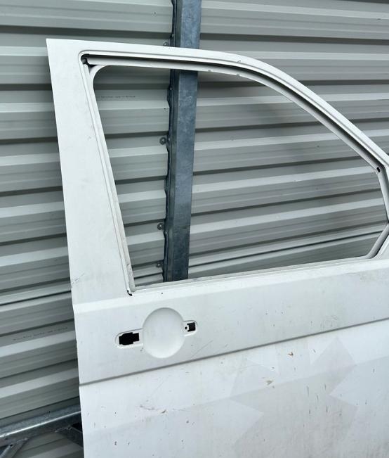 Volkswagen Transporter T5 2003-2015 hatchback 1.9 TDI diesel MT 75 kW 2007  Dvere predné pravé