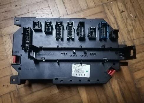 Mercedes S W221 2005-2013 sedan 3.0 CDI diesel AT 155 kW 2006  Poistková skrinka A2215102450