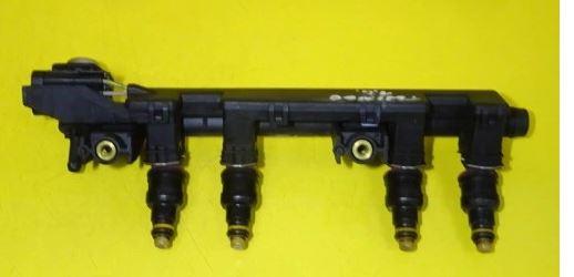 Renault Clio II 1998-2012 hatchback 1.2 petrol MT 43 kW 1998  Vstrekovacia lišta 7700870914