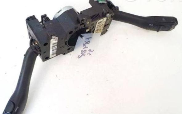 Skoda Superb I 2001-2008 sedan 1.9 TDI diesel MT 96 kW 2005  Prepínacie páčky pod volantom 3U0953513D