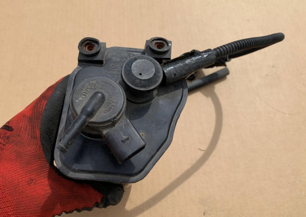 Volkswagen Golf IV 1997-2003 hatchback 1.6 16v petrol MT 77 kW 2001  Filter ostatné 1J0201801H