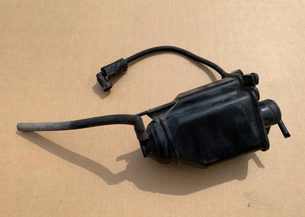 Volkswagen Golf IV 1997-2003 hatchback 1.6 16v petrol MT 77 kW 2001  Filter ostatné 1J0201801H