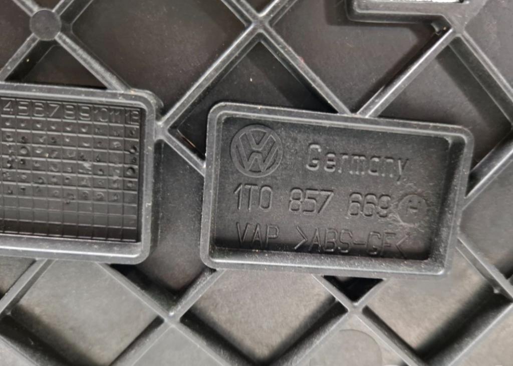 Volkswagen Touran I 2003-2015 hatchback 1.6 FSI petrol MT 85 kW 2003 Lakťová opierka 1T0857669H