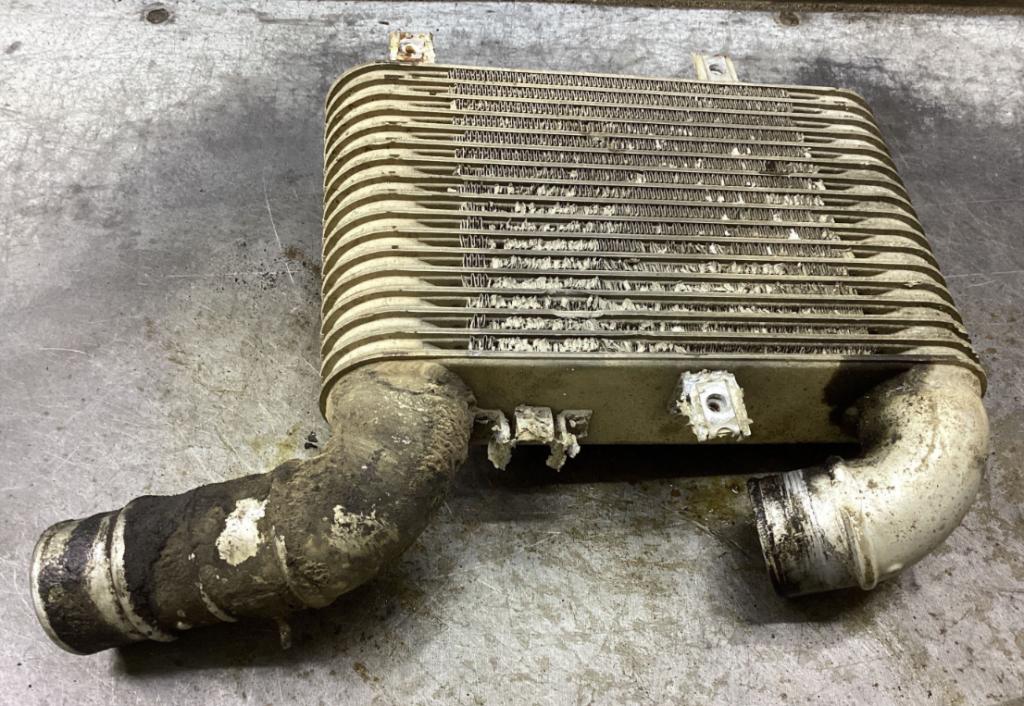 Toyota Avensis Verso 2001-2009 hatchback 2.0 D4D diesel MT 85 kW 2005  Intercooler (chladič nasávaného vzduchu)