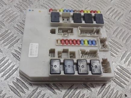 Renault Clio III 2005-2012 hatchback 1.2 petrol 55 kW 2009  Poistková skrinka 674661C