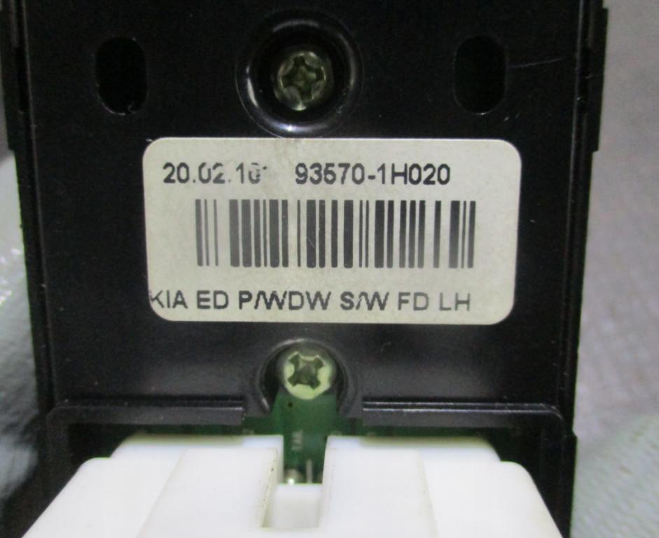 Kia Ceed I 2006-2012 hatchback 1.4 16v petrol MT 66 kW 2011  Prepínač 93570-1H020