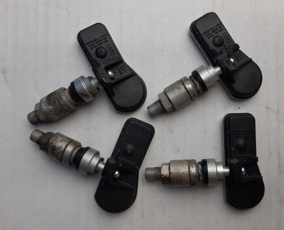 Mercedes  Snímač tlaku v pneumatike S3A111