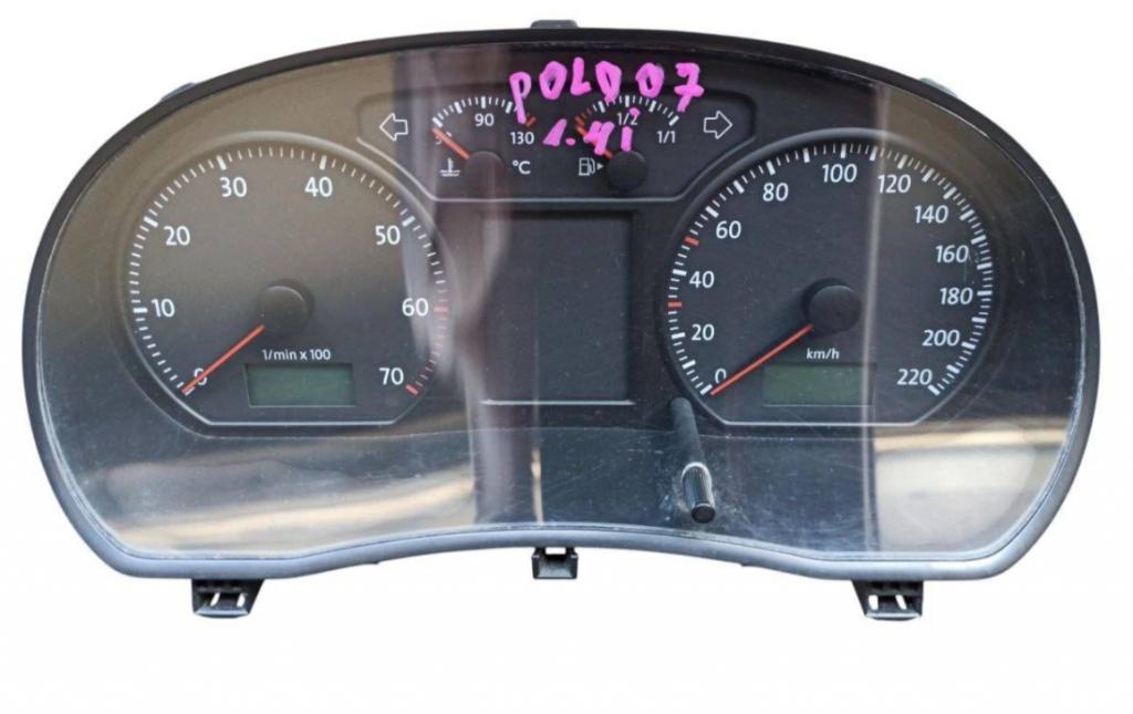 Volkswagen Polo IV 9N 2001-2009  Prístrojová doska 6Q0920823R