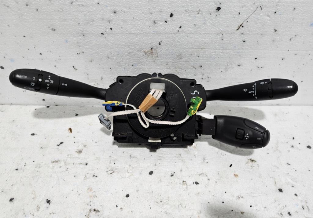 Peugeot 307 hatchback 1.4 petrol MT 55 kW 2003 Prepínacie páčky pod volantom 96511203XT