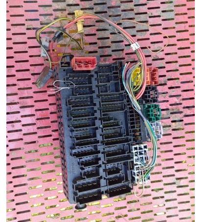 Volkswagen Transporter T4 1990-2003 hatchback 2.4 D diesel MT 57 kW 1998  Poistková skrinka 357937039