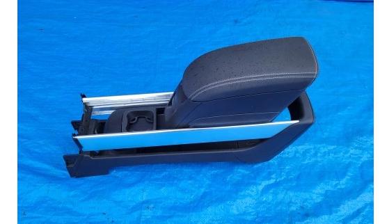 Opel Meriva B 2010-2017 hatchback 1.4 T petrol MT 88 kW 2016  Stredový tunel 13411103