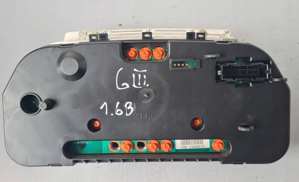 Volkswagen Golf III 1991-1998 hatchback 1.6 petrol MT 55 kW 1997  Prístrojová doska 1H0919864J