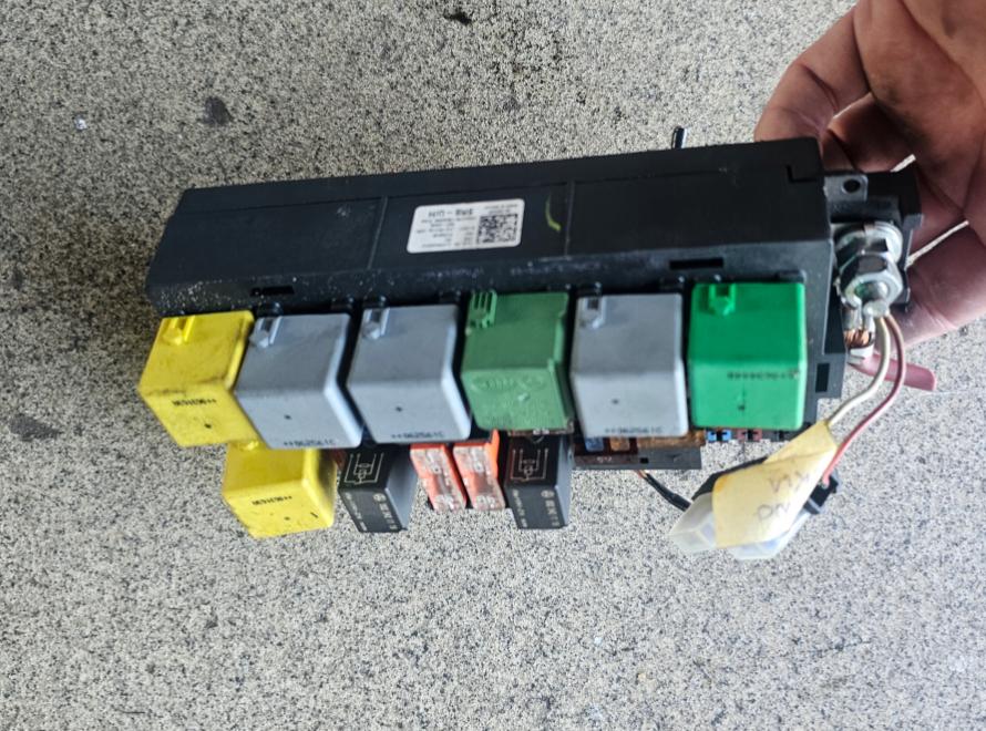 Mercedes W251 W164 X164 Poistková skrinka A1645400672