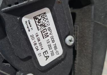 Opel Astra IV 2009-2015 hatchback 1.4 T petrol MT 103 kW 2011  Potenciometer plynového pedálu 13252702