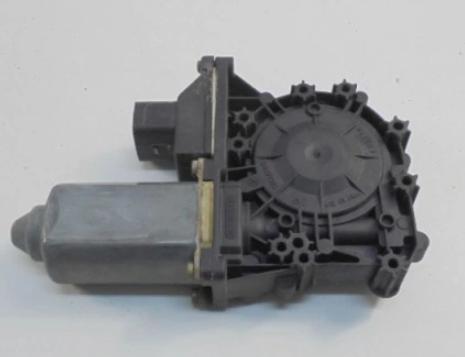 Audi A3 8L 1996-2003 hatchback 1.6 petrol MT 75 kW 2001  Mechanizmus sťahovania okna predný ľavý  - motorcek 8L4959801C