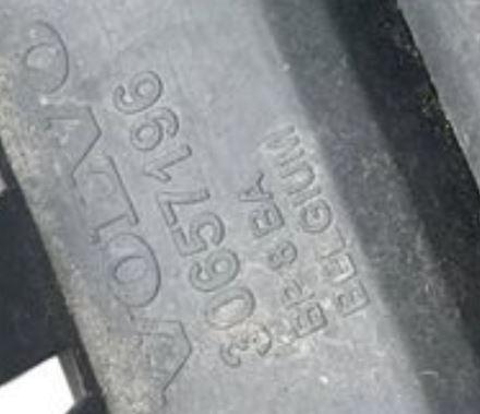 Volvo C30 hatchback 2.0 D diesel MT 100 kW 2007  Mriežka halogenu 30657196