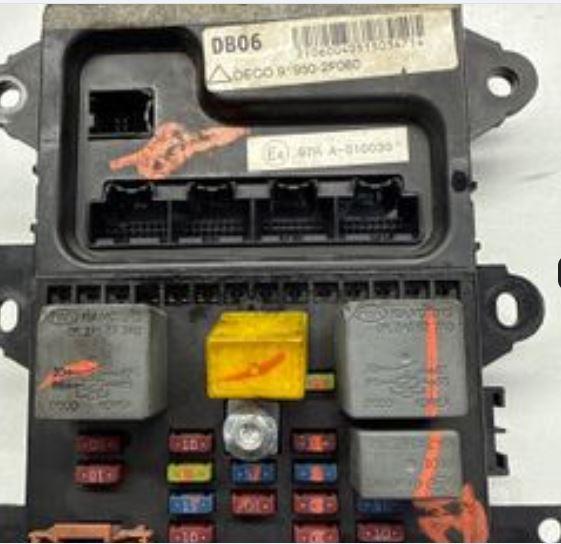 Kia Cerato 2004-2008 sedan 1.6 16v petrol MT 77 kW 2004  Poistková skrinka 919502F060