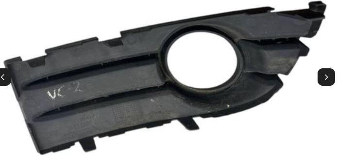 Volvo C30 hatchback 2.0 D diesel MT 100 kW 2007  Mriežka halogenu 30657196