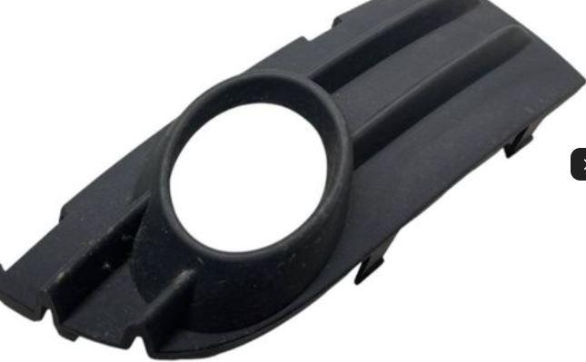 Volvo C30 hatchback 2.0 D diesel MT 100 kW 2007  Mriežka halogenu 30657196