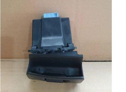 Renault Laguna II 2001-2007 combi 2.0 DCI diesel MT 110 kW 2006   prepinac - Ručná brzda 8200550555